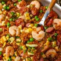 gebratener Reis mit Kielbasa und Garnelen