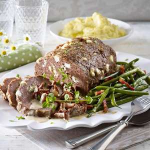 Hackbraten mit gr&uuml;nen Bohnen, Pfifferlingrahmsauce und Kartoffelp&uuml;ree