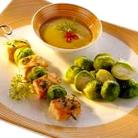 Lachs-Gremolata-Spiesse mit Rosenkohl