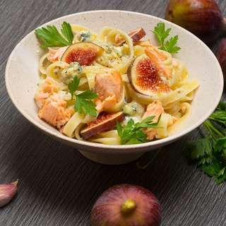 Lachs-Tagliatelle mit Blauschimmelk/auml;se und Feigen