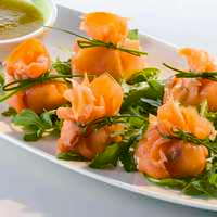 Lachsbeutel auf Rucolasalat