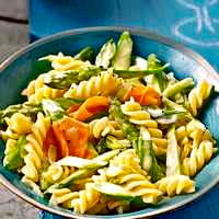Pasta mit gr/uuml;nem Spargel und Karottenstreifen